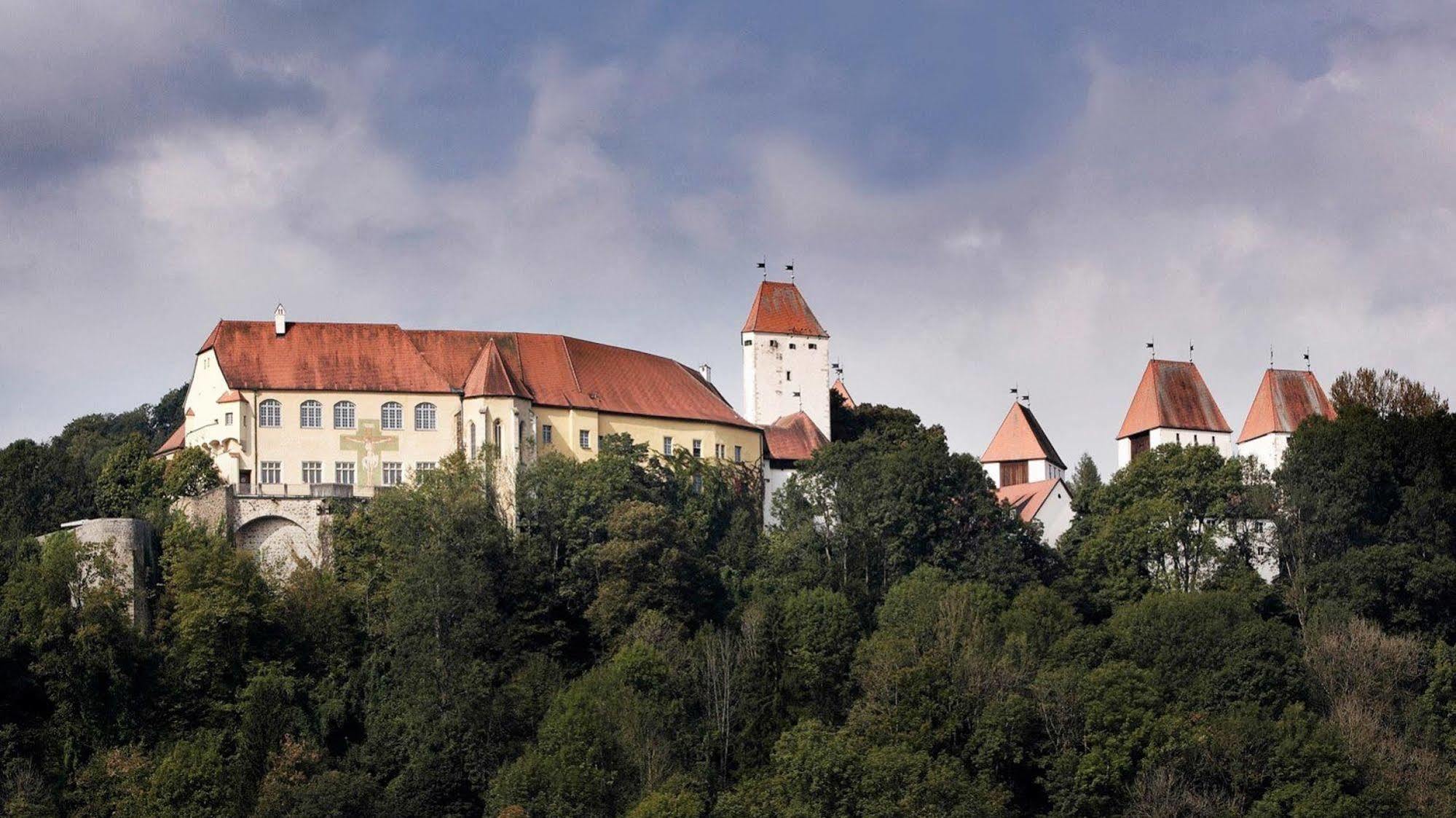 Hotel Schloss Neuburg - Hoftaferne Neuburg am Inn Exterior photo